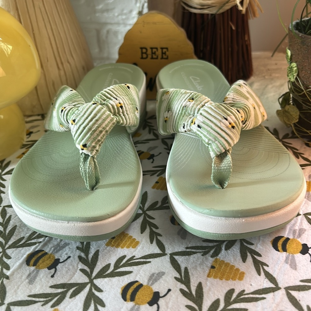 Clarks Cloudsteppers Bee Pattern Arla Glison Sand… - image 8